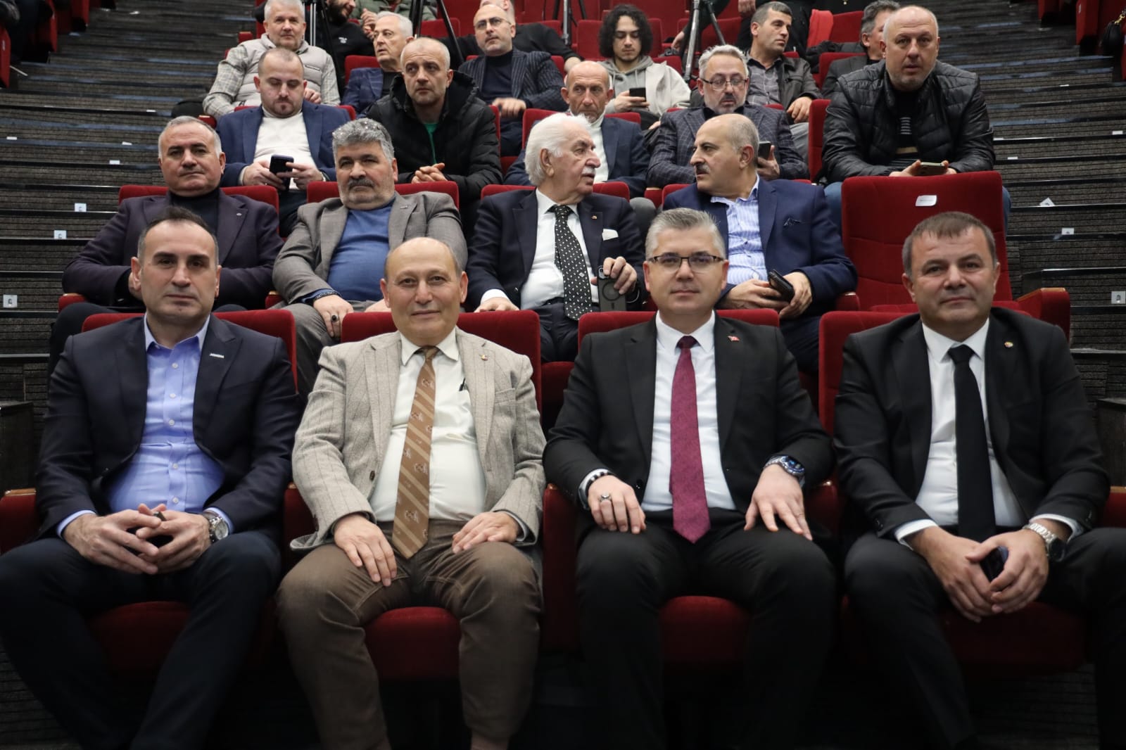 Sakarya’da “Hayvancılık ve Kırmızı Et Sektörünün Dünü, Bugünü ve Yarını” Zirvesi Geniş bir katılımla gerçekleşti.